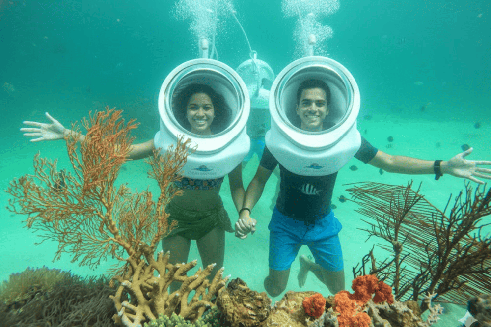 Đội chiếc mũ đặc biệt l&agrave; bạn c&oacute; thể đi bộ dưới biển như đi tr&ecirc;n bờ.